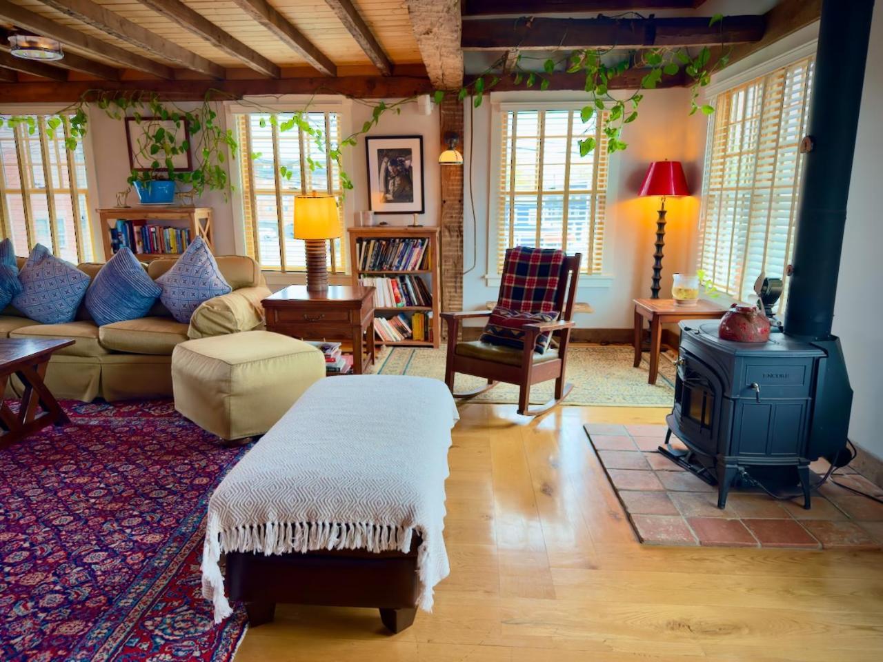 מלון Magical Post And Beam Loft Downtown Newport! מראה חיצוני תמונה
